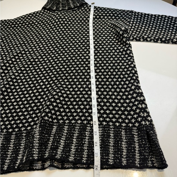 MaxMara Medallion Wool Turtleneck Sweater Size Medium - Picture 6 of 8